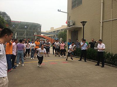 夏意渐浓迎赛事,接力短跑逞英豪